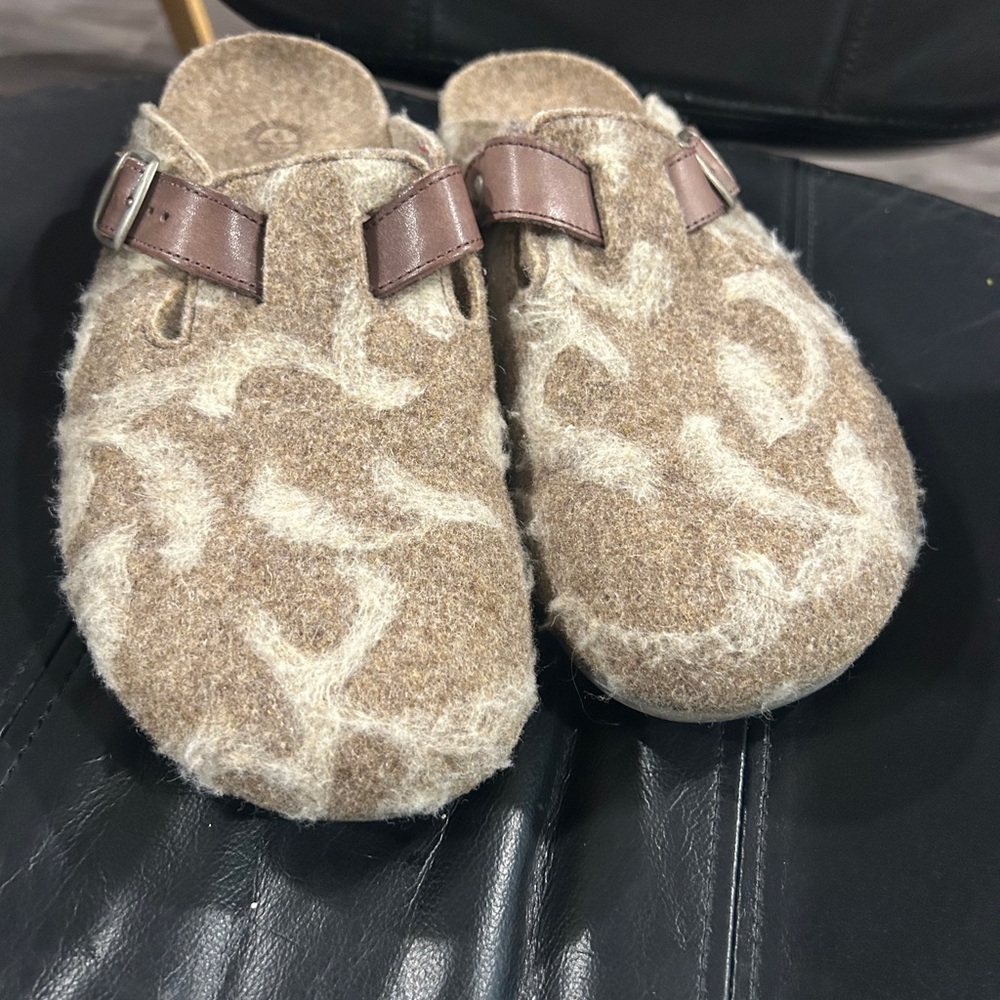 Dr Andrew Weil Cozy Tan Wool Clogs with Buckle size 9